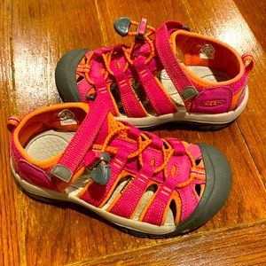 Keen girls sandals/water shoes, great used condition